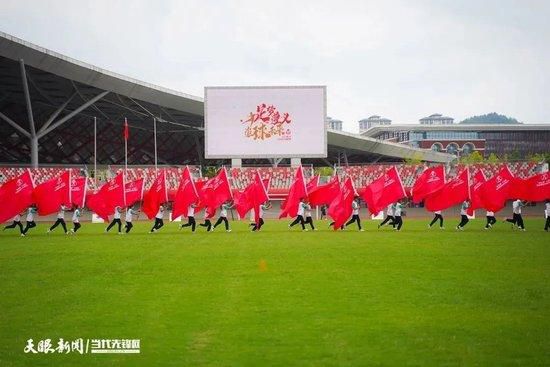 年夜学新颖人思萤（宋芸桦 饰），来到“等一小我”咖啡店打工，结识了咖啡冲调手艺崇高高贵，任何客人点的特调咖啡都能做获得的超酷拉子——阿不思（赖雅妍 饰）、天天都看似无所事事的神秘斑斓老板娘（周慧敏 饰），和她的暗恋对象－喜好坐在固定坐位，看似身旁女友不竭的泽于（张立昂 饰）。                                      在年夜学里具有很多古怪传说的学长阿拓（布鲁斯 饰）和一群老友到“等一小我”喝咖